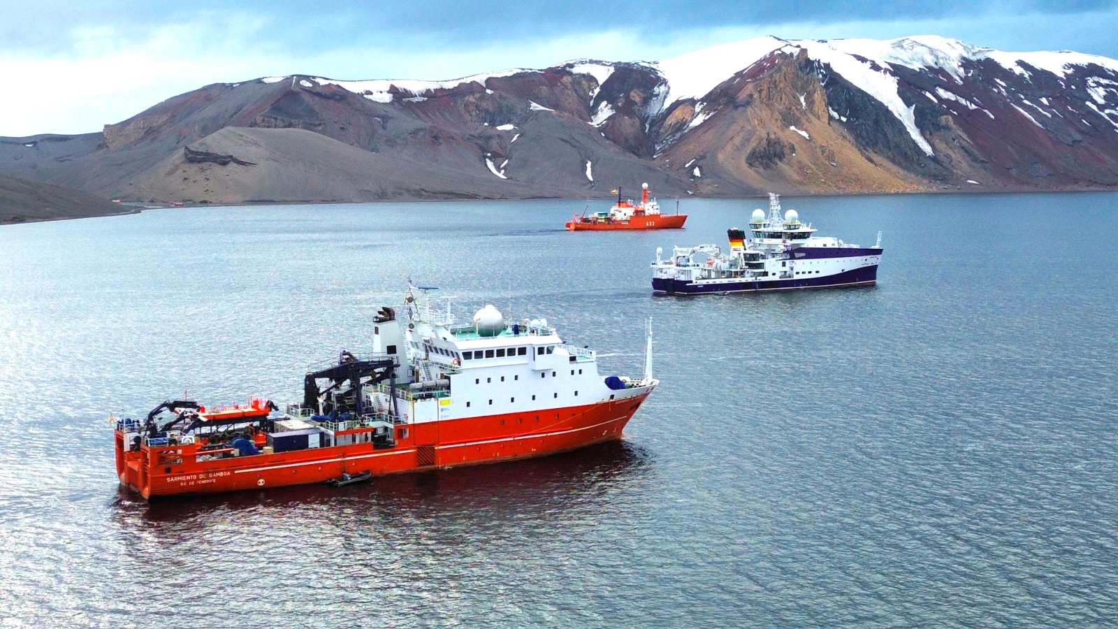 Imagen de los tres buques oceanográficos del CSIC en la Antártida. / ICMAN-CSIC